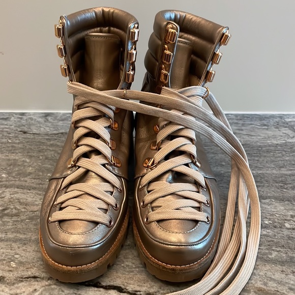 CHRISTIAN LOUBOUTIN Who Runs metallic leather gold/champagne hiking boots - Picture 4 of 10